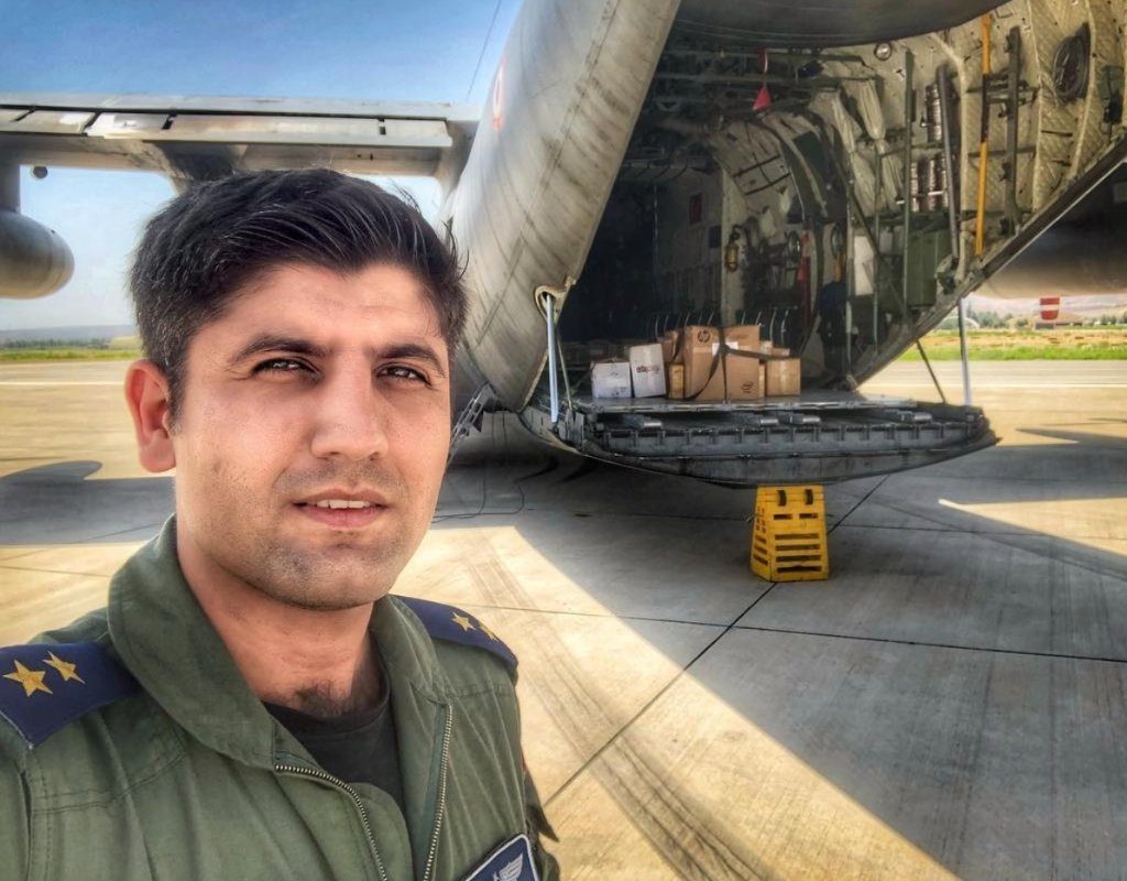 Hüseyin Torun als Militärpilot im Fliegeranzug an der Laderampe einer C-130 Hercules