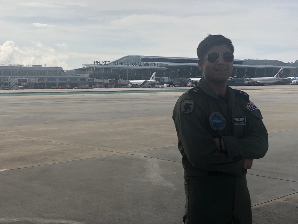 Hüseyin Torun im Fliegeranzug auf dem Vorfeld eines Militärflugplatzes
